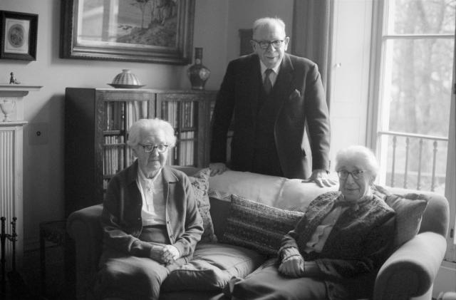 Mary, Esmond and Dora de Beer photographed by Gary Blackman at their home in London, 1976. Otago University Library. Reproduced courtesy of Gary Blackman